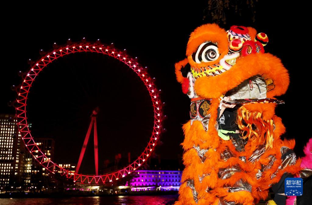 英国“伦敦眼”亮起中国红_英国伦敦实拍_轰动全球伦敦