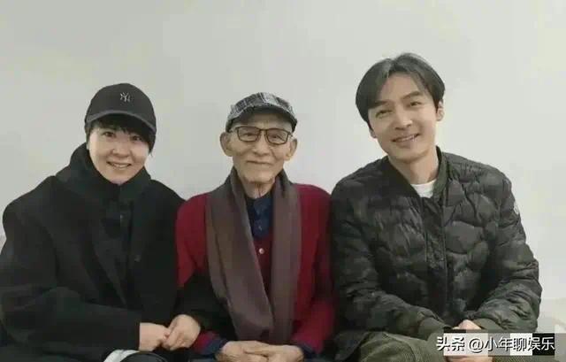 胡歌陈龙去养老院看望游本昌，先生生活简朴 网友：老前辈真是太低调了