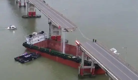 广东大桥被船撞_广州一大桥被撞_广州一大桥被船只撞断 一公交掉落