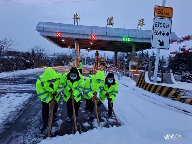  看山东吹雪车“硬核除雪” 确保养护作业人员、设备和过往车辆的安全