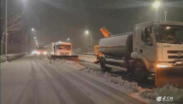  看山东吹雪车“硬核除雪” 确保养护作业人员、设备和过往车辆的安全