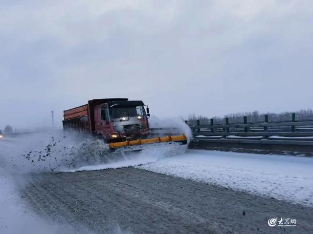  看山东吹雪车“硬核除雪” 确保养护作业人员、设备和过往车辆的安全