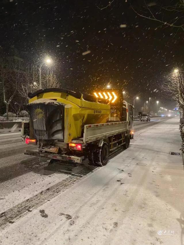  看山东吹雪车“硬核除雪” 确保养护作业人员、设备和过往车辆的安全