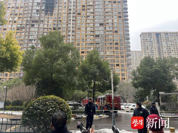 南京一小区发生火灾致4人死亡，亲历者：凌晨4点多从19楼跑下去