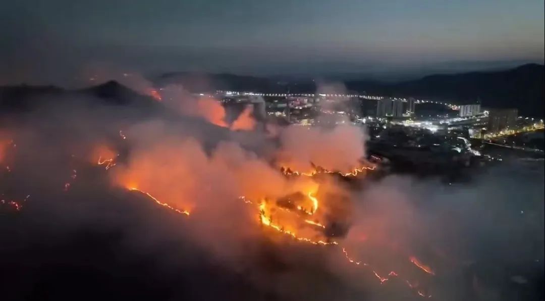 贵州山火五日：“无声”的万人救援_百团万人服务贵州活动_贵州救火英雄