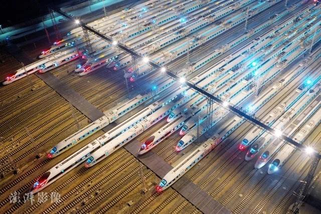 资料图：2019年1月21日，在南京动车段，动车组列车整装待发（无人机拍摄）。图自澎湃影像