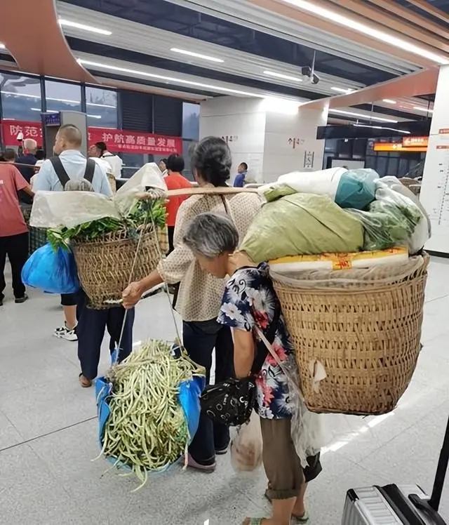 重庆地铁乘客携带品规定_网友建议重庆地铁不准乘客携带菜筐_重庆地铁规定哪些物品不能带上