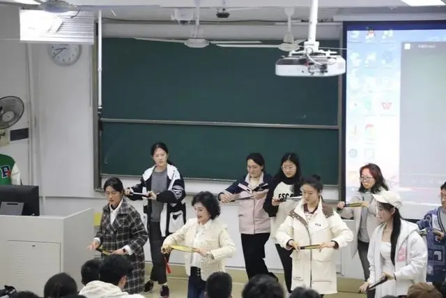 大学女老师课堂表演赣剧火出圈_大学女老师课堂表演赣剧火出圈_大学女老师课堂表演赣剧火出圈