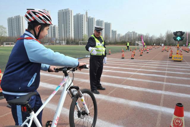 淄博一中学推出“自行车驾驶证” 要考驾驶技能和理论