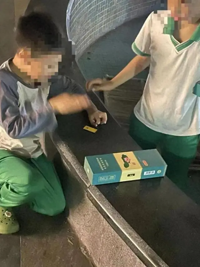 小学生玩的烟卡规则_小学生玩烟盒卡片_部分小学生沉迷“烟卡”
