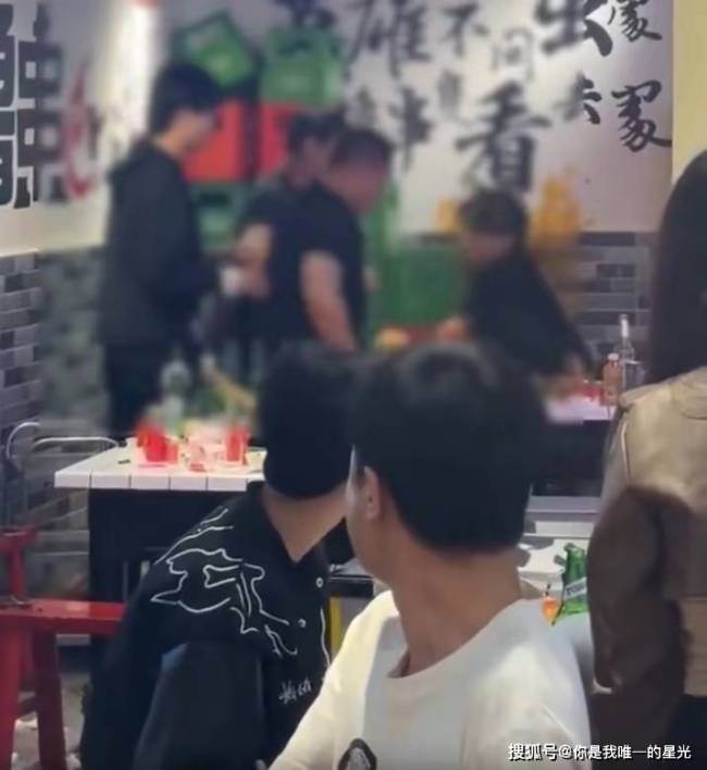 重庆一火锅店内多人打架 警方评论区沦陷：泼油那个怎么处理