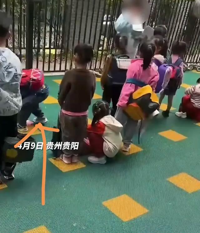 幼师将书本扔地上让孩子捡 尊重缺失引众怒