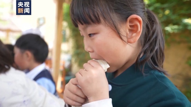 幼儿园园长骄傲介绍小朋友的厨艺 小灶台烹出大智慧