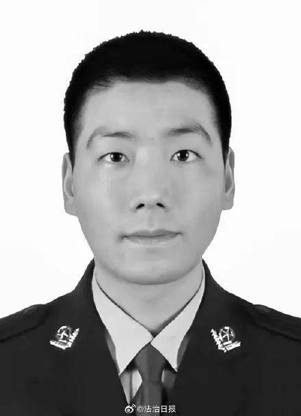 牺牲民警蓝制服被血染成红色_公安民警流血牺牲_民警遇袭击牺牲