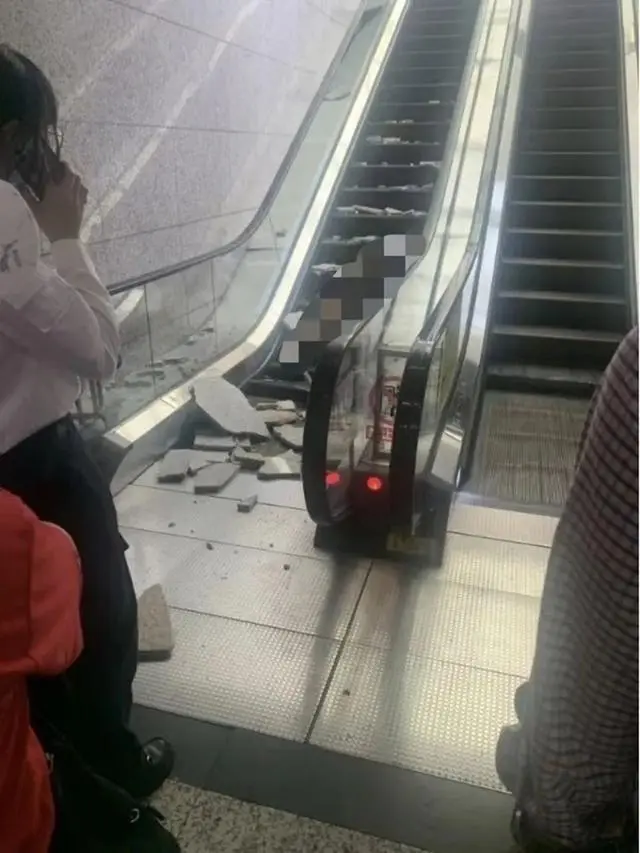 重庆地铁撞人_重庆地铁掉东西怎么办_重庆地铁站石砖脱落砸中孕妇