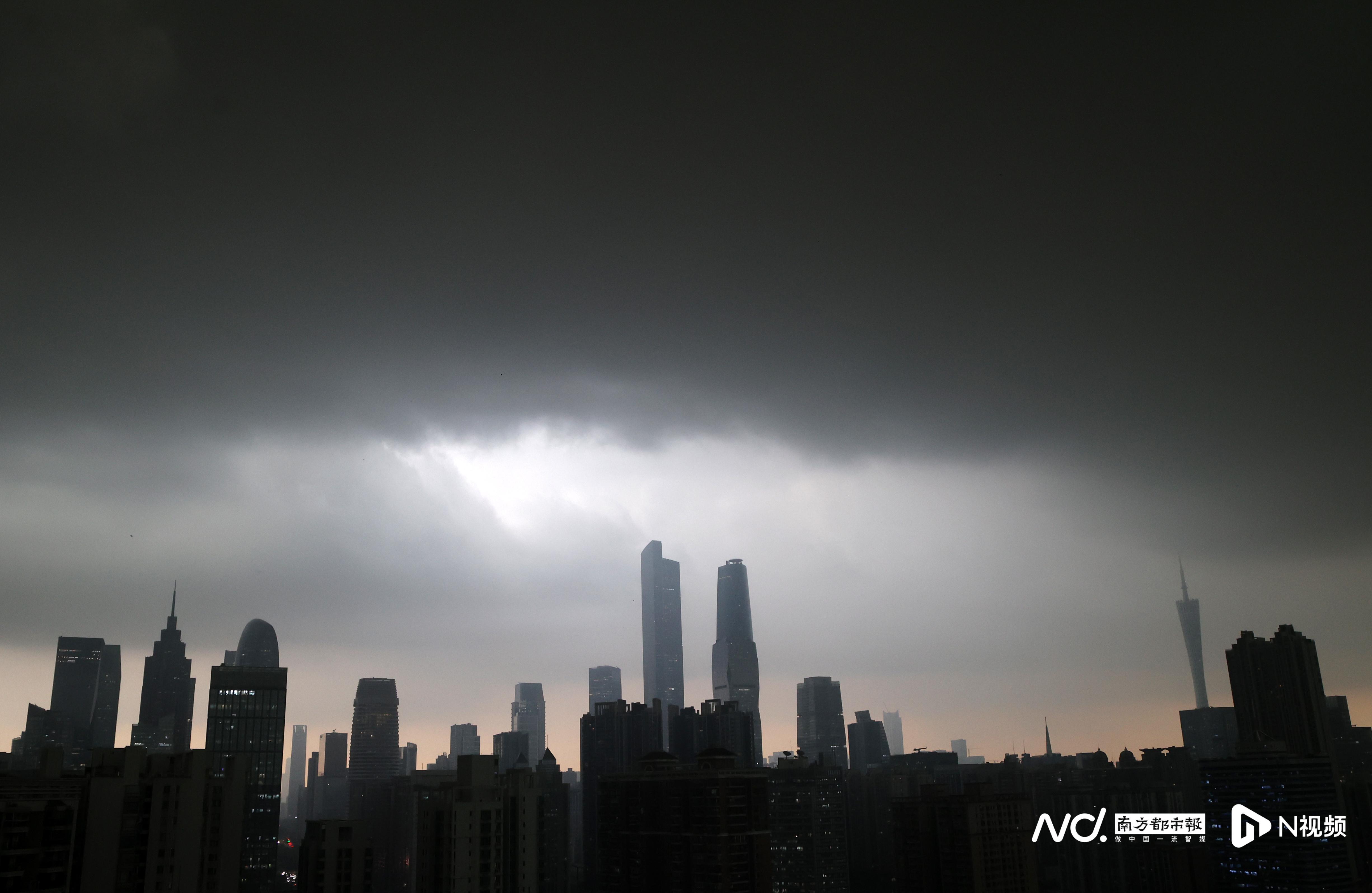 广州暴雨白天秒变黑夜 进入“横风横雨”状态