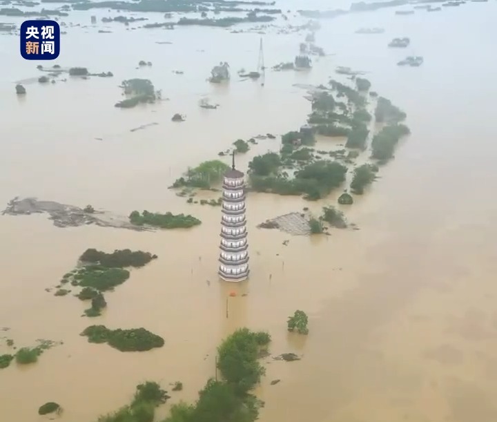 航拍文峰塔孤悬江中，广东北江流域将现接近百年一遇洪水