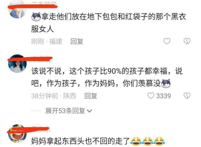 父子扮恐龙去机场接支教妈妈回家 妈妈反应太有趣