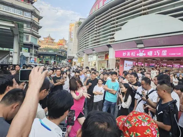 深圳东门直播街的致富梦_深圳东门直播街的致富梦_深圳东门直播街的致富梦