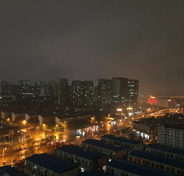 暴雨长沙雨像尘暴吗_长沙暴雨像“雨尘暴”_2020长沙暴雨