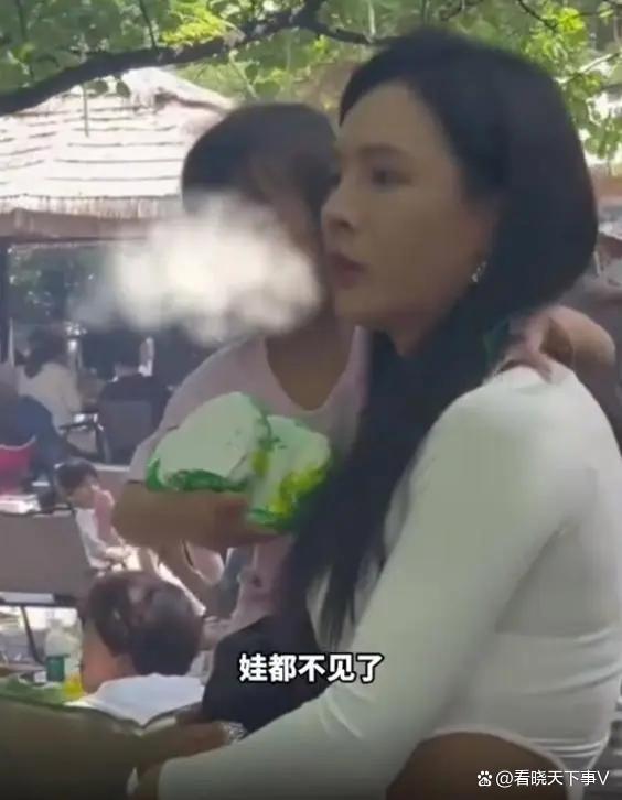 女子捡到走丢小孩“暴躁”找家长 ：这谁的娃！谁把娃给吃丢了！