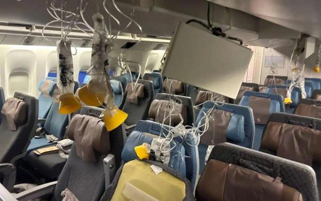 新航客机事故死者为73岁英国男子 迫降客机舱内画面：多处有血迹