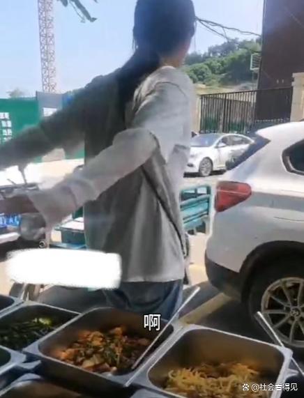 女子在工地旁卖盒饭遭餐馆老板威胁 工友团结反击撑腰