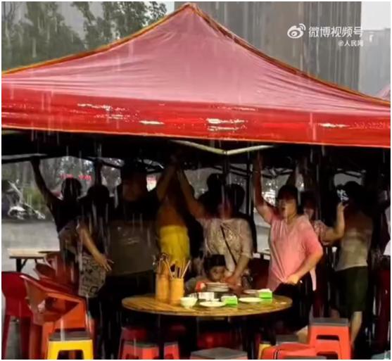 下雨为客人撑伞服务_暴雨给客户的温馨提示_暴雨天20多名顾客主动撑住雨棚