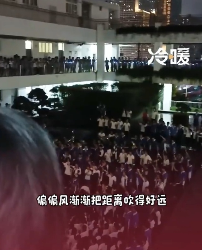 学弟学妹齐唱《晴天》祝福高三学长 高考必胜加油歌