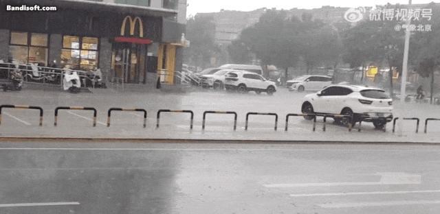 北京多区狂风暴雨 晚高峰交通预警