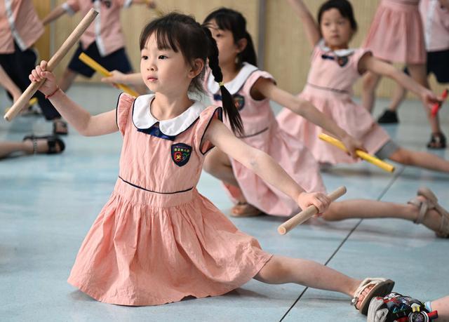 5岁女孩跳英歌舞又猛又萌