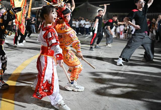 5岁女孩跳英歌舞又猛又萌 非遗文化新传承之星