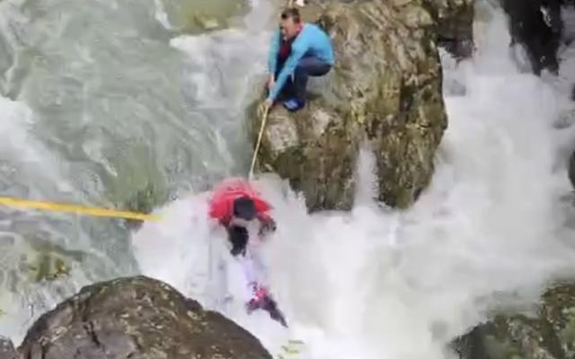 两游客被溪流冲走事发地为荒废景区 前景区负责人称早年开发中断