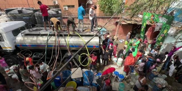 酷暑下印度首都居民为抢水打架
