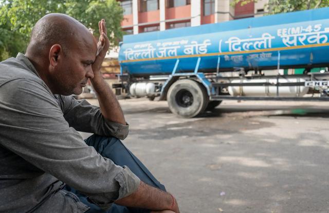 酷暑下印度首都居民为抢水打架 水资源紧张下的生存困境