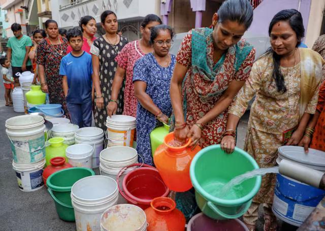 酷暑下印度首都居民为抢水打架 水资源紧张下的生存困境