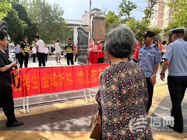 85岁奶奶穿红衣服偷偷给孙子送考 温情一幕暖人心