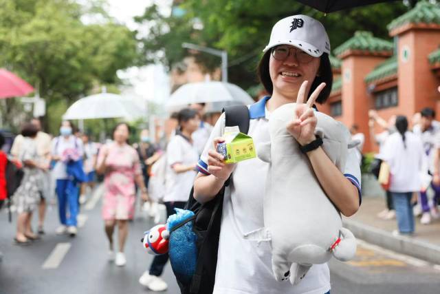 中午11：45左右，广州市第七中学考点，走出考场的考生表情轻松。