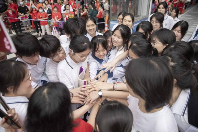 6月7日上午，广州市天河中学考点，考生们围在一起加油打气。 摄影 董天健 仇敏业