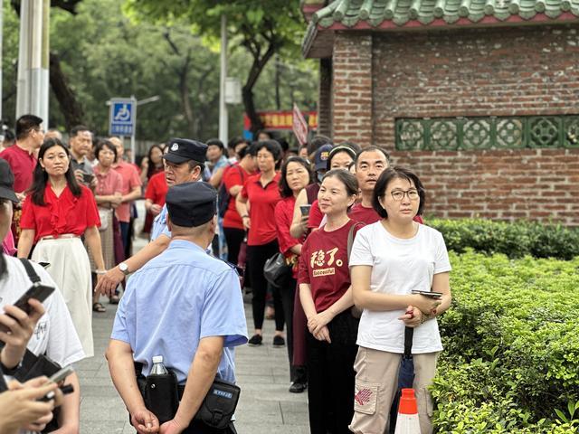 高考物理结束后学生们喜形于色 语文平稳开局，AI作文受热议