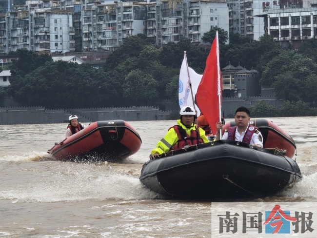 桂林男子驾艇救朋友顺手救20多人 柳江洪峰中的平民英雄