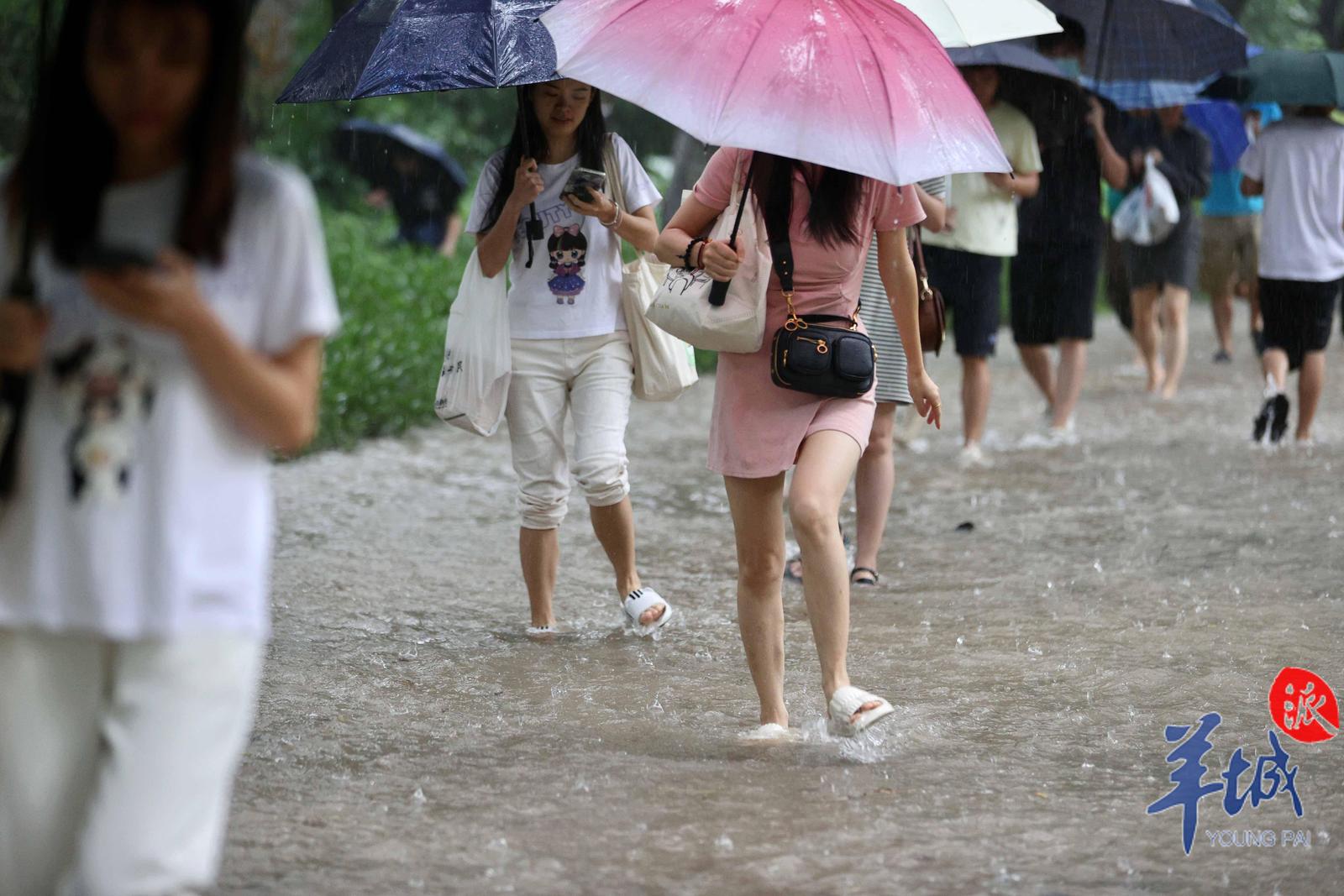 中国气象局将暴雨三级应急响应提升为二级，13省市今起有大到暴雨