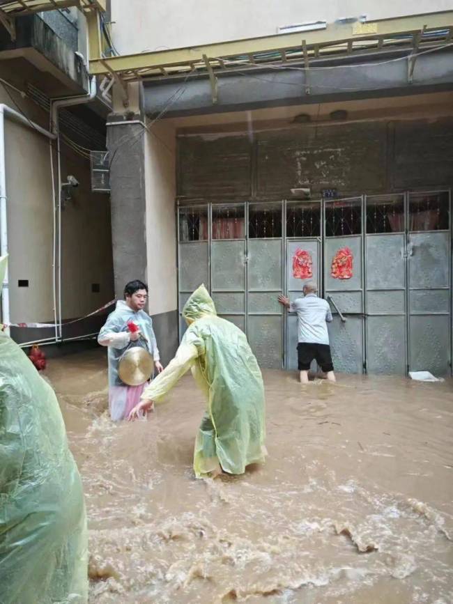 梅州暴雨后有村民捞起数百斤大鱼