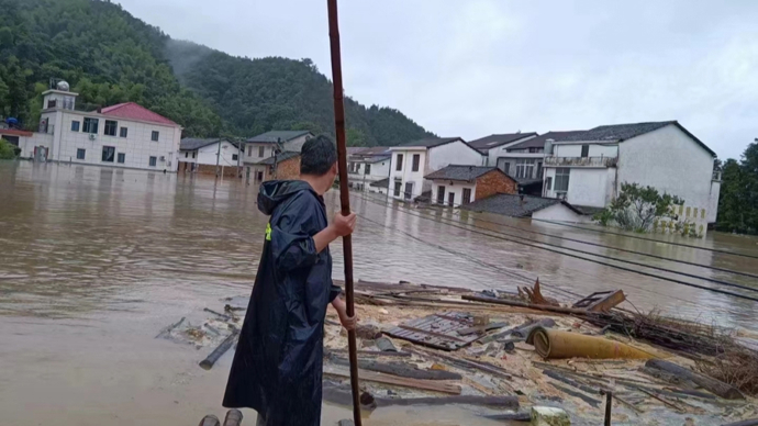 洪灾中村民艰难的水上生活_洪水中失踪的人_当一个现代村落成为洪水中的孤岛