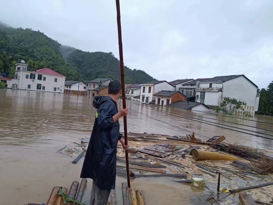 洪灾中村民艰难的水上生活_当一个现代村落成为洪水中的孤岛_洪水中失踪的人