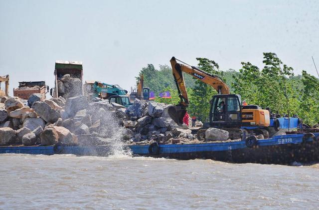 洞庭湖决口积水倒流 封堵难度将加大 28个沉箱运达