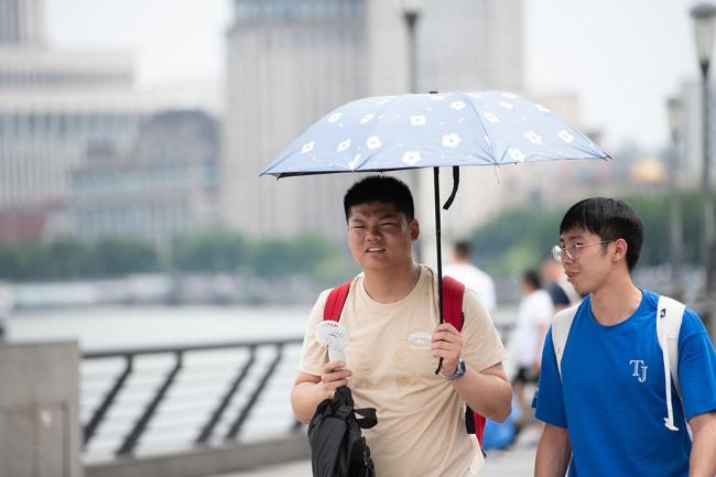 上海高温外滩游客仍人山人海 全副武装战酷暑