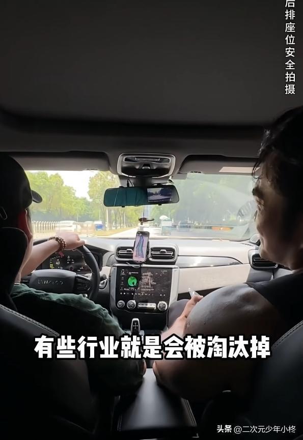 男子坐无人驾驶车10公里花3块9 科技便民背后的行业沉思