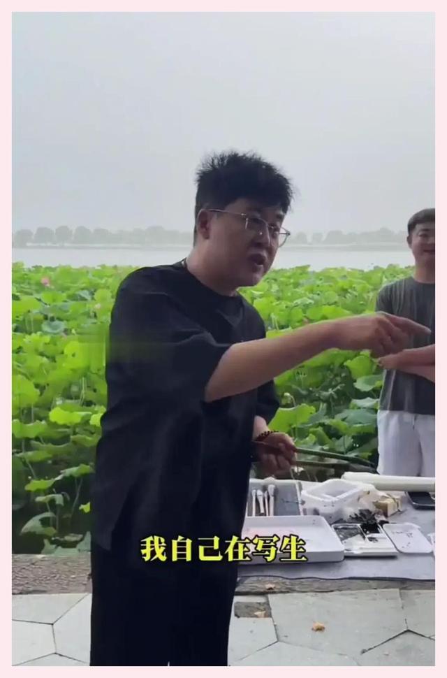 男子在西湖边人行道写生遭驱赶 艺术与秩序的碰撞