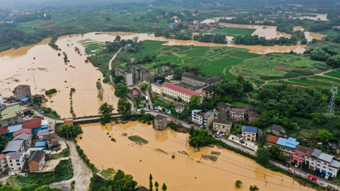 重庆迎今年最强暴雨_重庆强降雨新闻_重庆多地迎暴雨天气